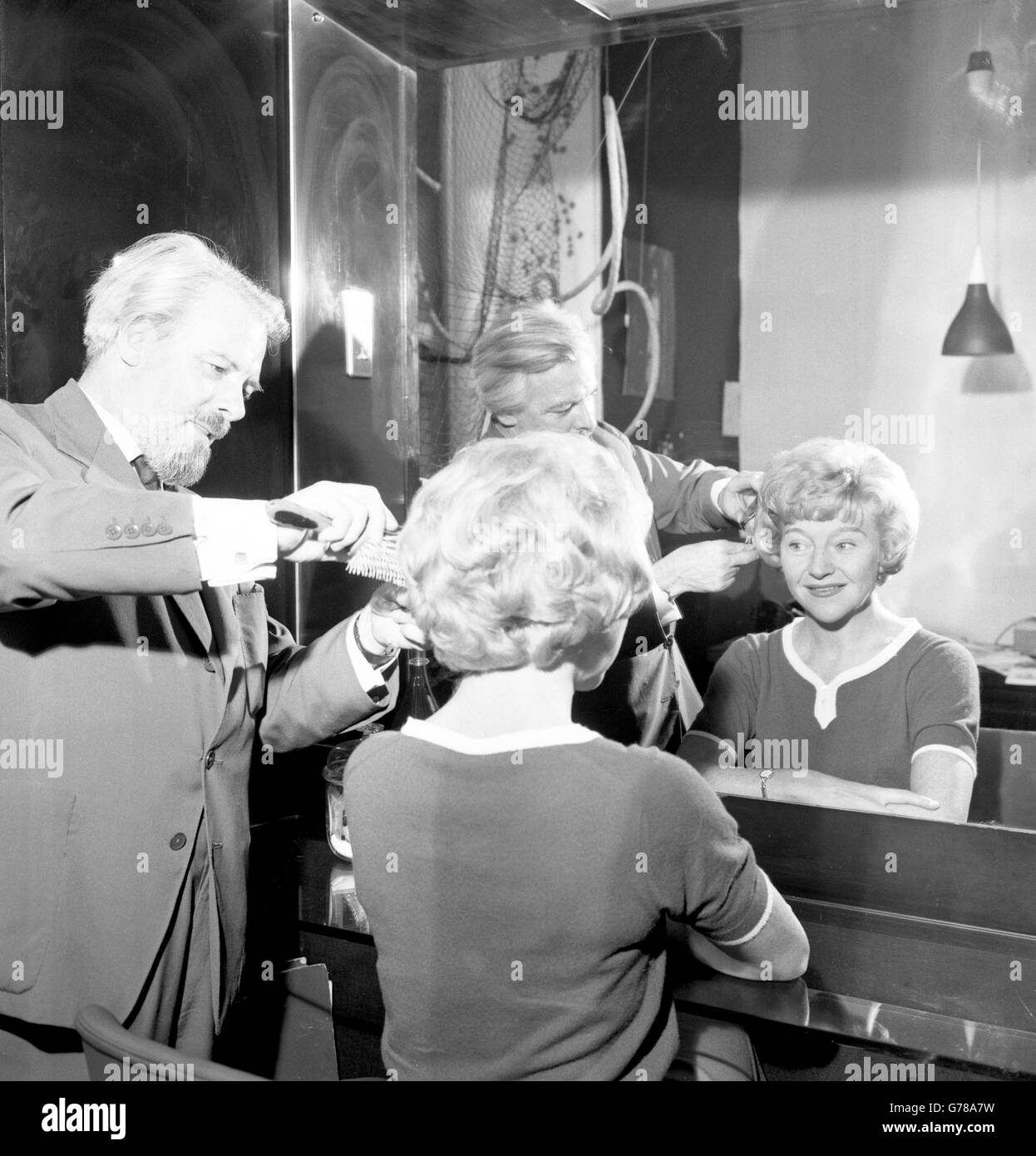 Die Schauspielerin Dora Bryan lässt ihre blonden Haare im Salon French of Mayfair aufhellen, um sich auf ihre Hauptrolle in Gentlemen Prefer Blondinen im Princes Theatre vorzubereiten. Stockfoto