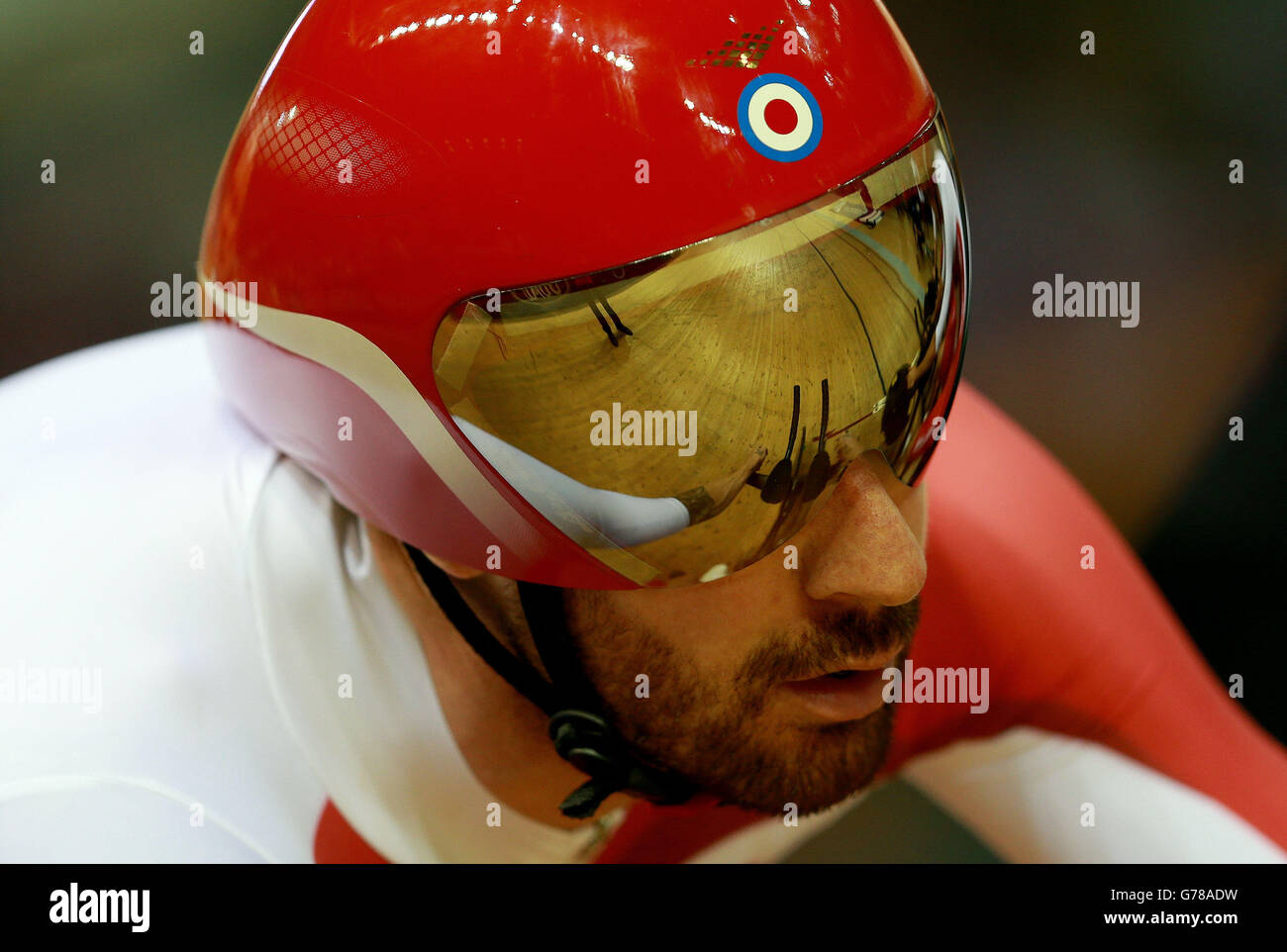 Der englische Sir Bradley Wiggins wartet während der Commonwealth Games 2014 in Glasgow auf den Start der 4000m Mannschaftsverfolgung im Sir Chris Hoy Velodrome. Stockfoto