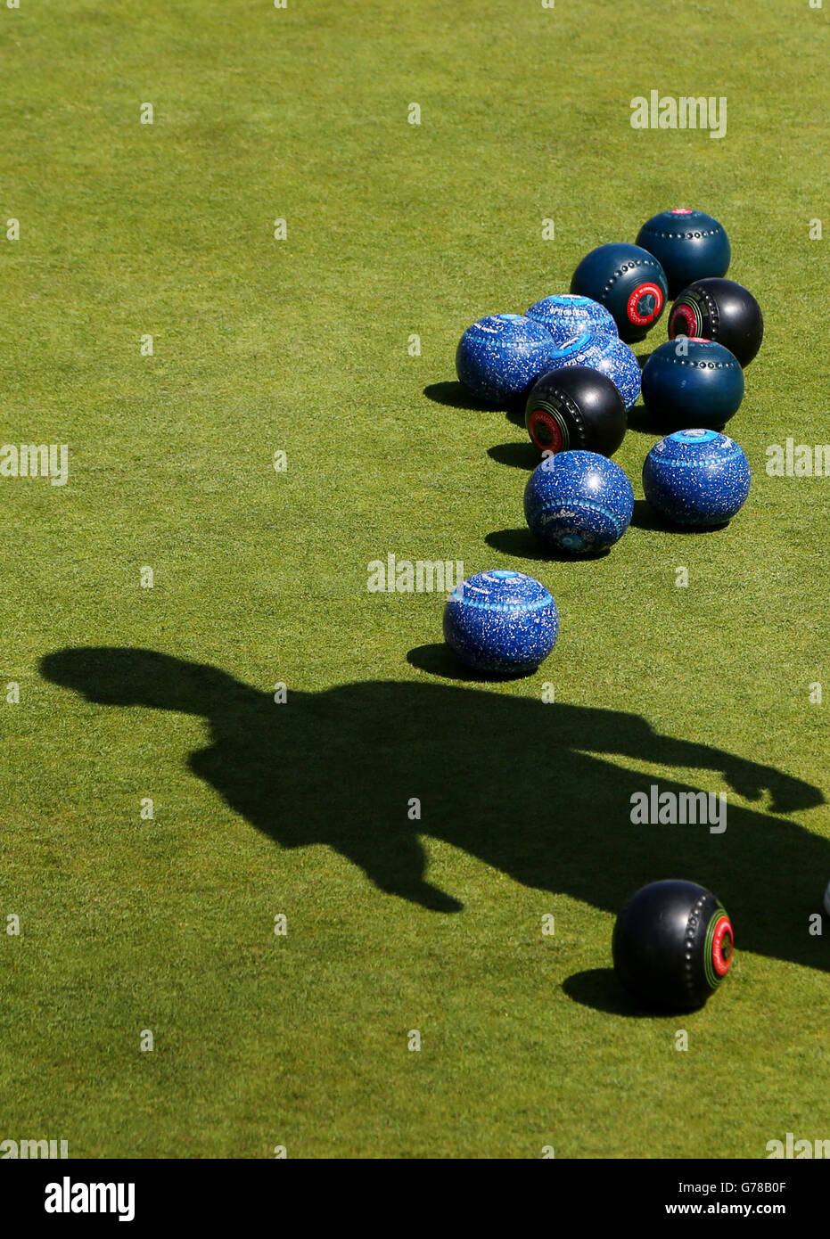 Im Kelvingrove Lawn Bowls Center werden während der Commonwealth Games 2014 in Glasgow Schüsseln für ein Spiel vorbereitet. Stockfoto