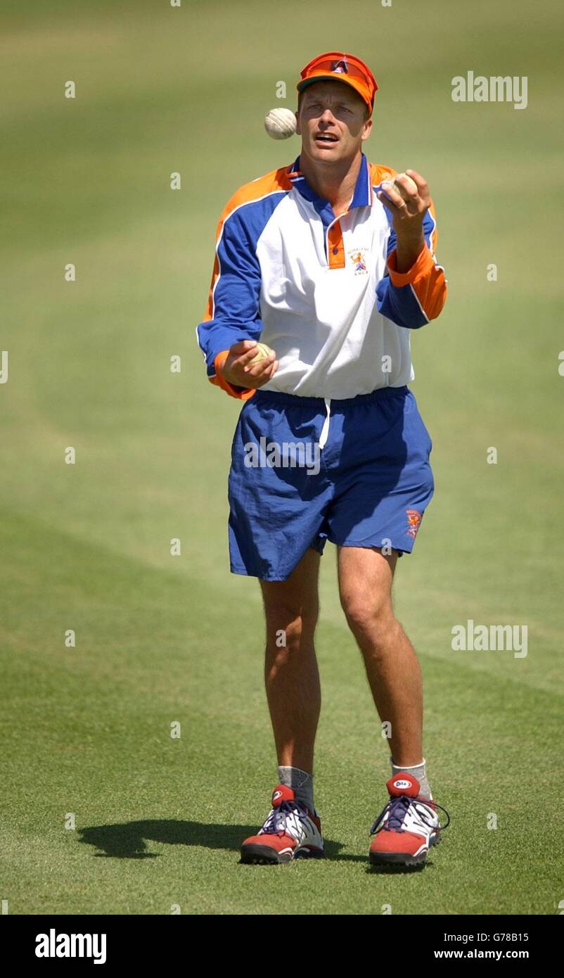 Der niederländische Cricket-Kapitän Roland Lefebvre jongliert während der Team-Netzsitzung im Buffalo Park, East London, mit drei Cricket-Bällen. Holland spielt England in der Cricket World Cup. Stockfoto