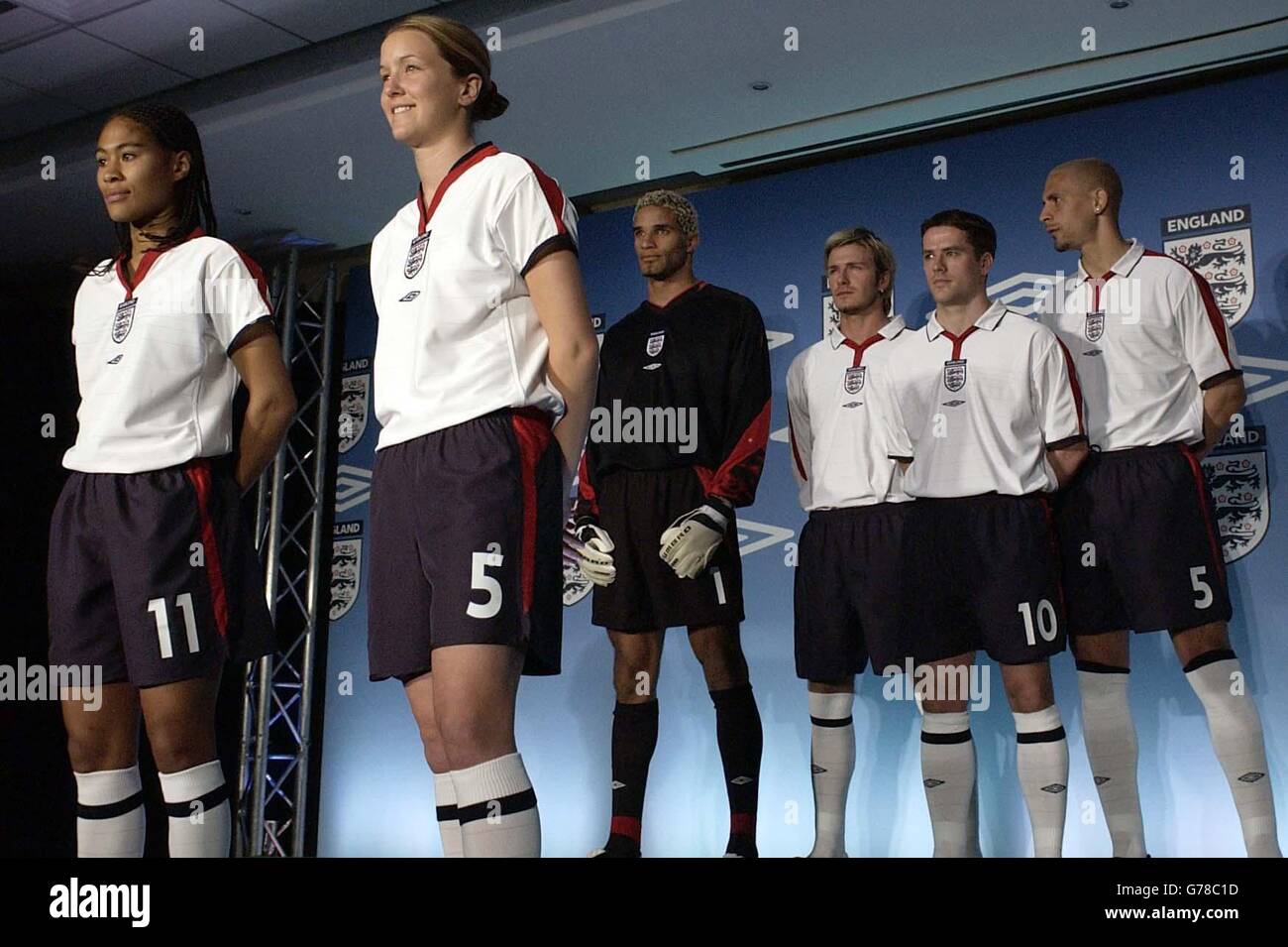 Spieler von vorne links: Rachel Yankey, Casey Stoney, David James, David Beckham, Michael Owen und Rio Ferdinand tragen den neuen England-Fußballstreifen für 2003-5, in einem Londoner Hotel. Stockfoto