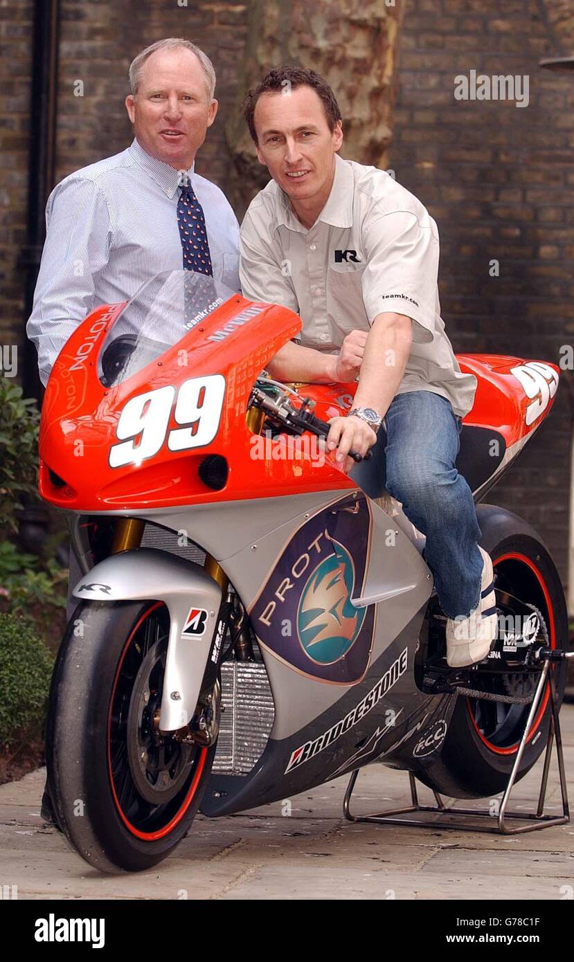 Jeremy McWilliams (rechts) testet sein neues Proton-Team KR-Motorrad vor Teamchef Kenny Roberts, dem ehemaligen dreifachen Motorrad-Weltmeister (1978,1979,1980), bei seinem öffentlichen Debüt im Zentrum Londons. Die beiden waren auf einer Pressekonferenz, um das Motorrad zu starten, *..vor dem Start der diesjährigen MotoGP-Weltmeisterschaft 16, die am 6. April in Suzuka in Japan startet. PA Foto: John Stillwell. Stockfoto