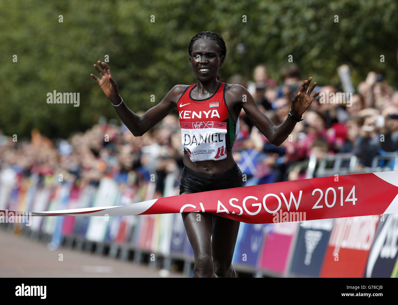 Die Kenianerin Flomena Cheyech Daniel feiert den Sieg beim Frauenmarathon während der Commonwealth Games 2014 in Glasgow. Stockfoto