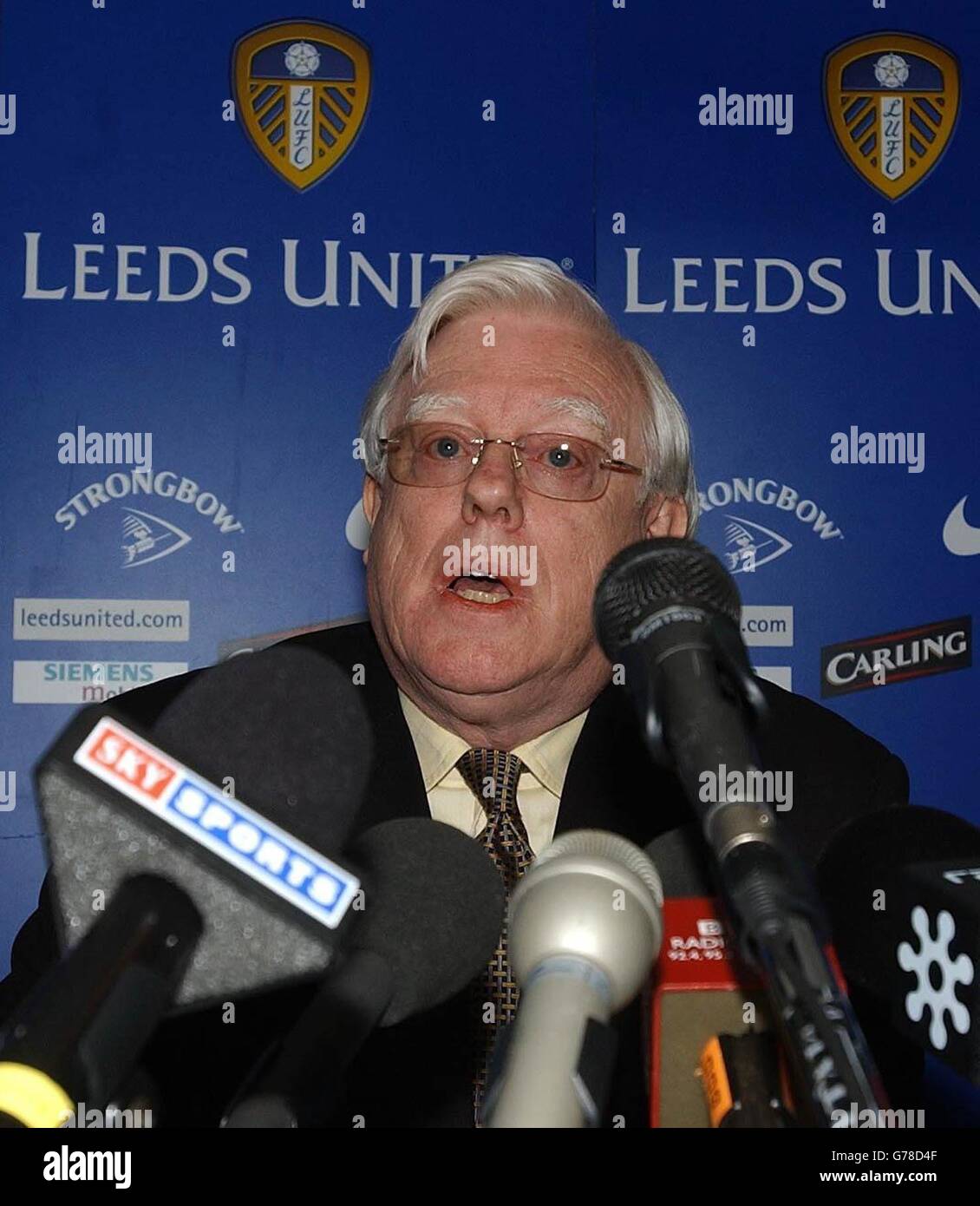Professor John McKenzie kündigt an, dass er die Leitung von Leeds United übernehmen wird, nachdem der derzeitige Vorsitzende, Peter Ridsdale, zurückgetreten ist, auf einer Pressekonferenz in der Elland Road, Leeds. * die Ankündigung, dass er nach fünf Jahren zurücktreten sollte, kam in einer Stellungnahme an die Börse, nachdem der Fünfzigjährige nach einer Saison, in der eine Reihe von Top-Stars den Club verlassen hat, wegen Kritik von Fans gekommen war, Sowie die jüngste Abreise von Manager Terry Venables. 28/10/03: Jährliche Verluste von fast 50Millionen wurden von Leeds angekündigt. Im Jahr bis Juni 30 der Elland Road Club Stockfoto
