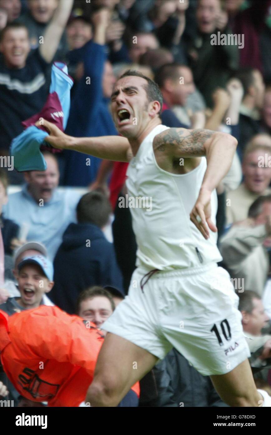 Paolo Di Canio von West Ham feiert, nachdem er während seines FA Barclaycard Premiership-Spiels im Upton Park Ground von West Ham in London gegen Chelsea schoss. Stockfoto