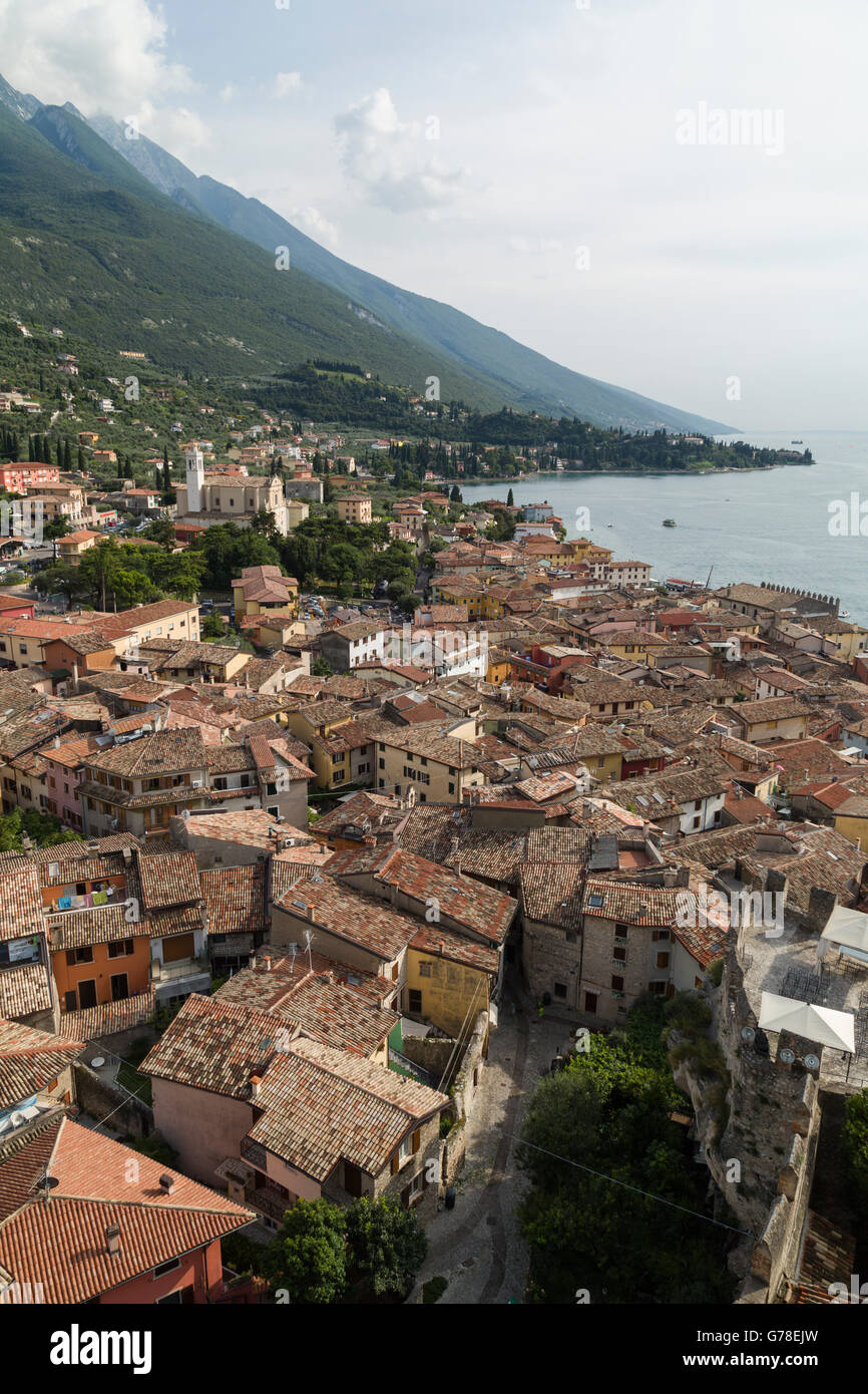 Blick über die Dächer der Stadt Malcesine am Ufer des Gardasees, Italien, von der Burg (Castello Scaligero). Stockfoto