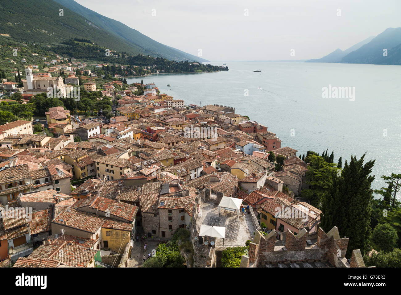 Blick über die Dächer der Stadt Malcesine am Ufer des Gardasees, Italien, von der Burg (Castello Scaligero). Stockfoto