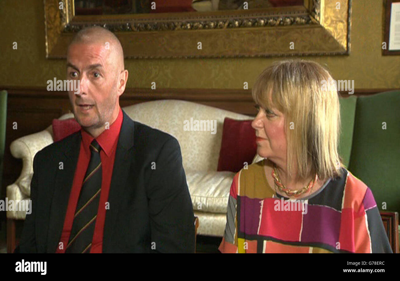 Videostill von Barry und Angela Sweeney während eines Interviews mit ITV News, als sie über ihren Sohn sprachen, der an Bord des MH17-Fluges von Malaysia Airlines war, der in der Ukraine abgestürzt war. Stockfoto