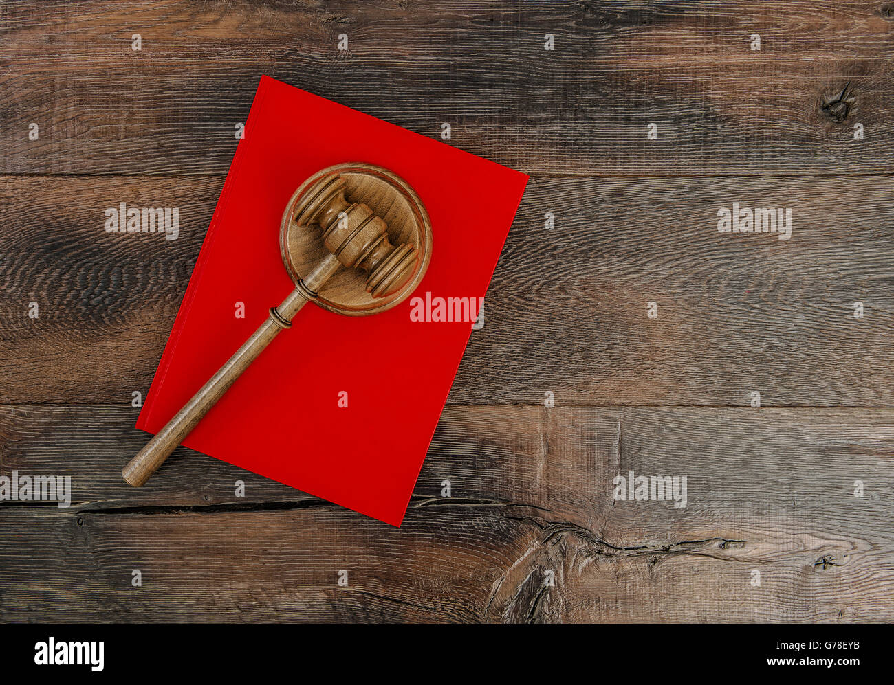 Richter-Hammer mit Resonanzboden und rote Buch. Hammer auf rustikalen hölzernen Hintergrund Stockfoto