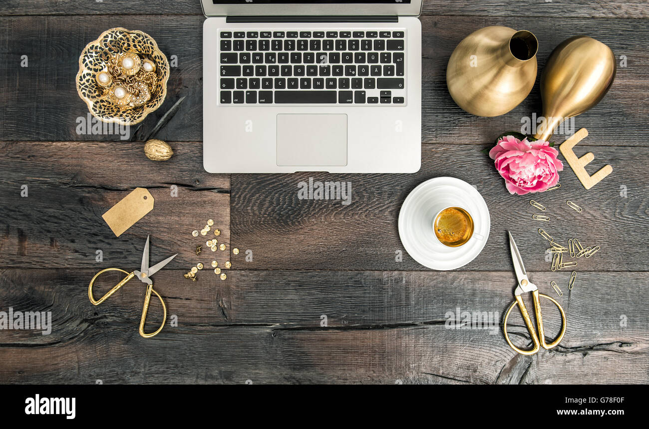 Notebook und goldenen Büromöbel und Bürobedarf. Flach legen Büro Schreibtisch Arbeitsplatz für Mode-Business-Frau Stockfoto