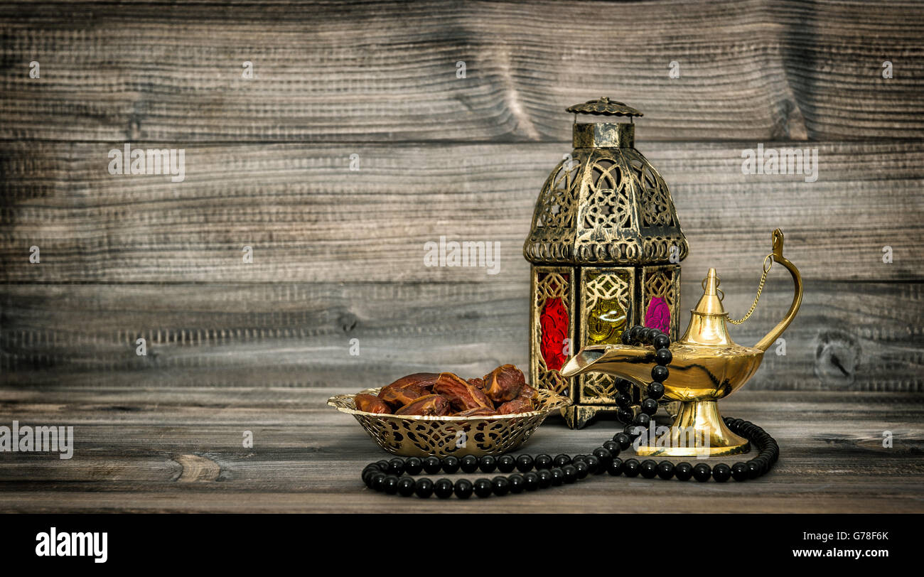 Arabische Laterne und islamische Rosenkranz. Orientalischer Urlaub Dekoration mit Früchten stammt. Vintage-Stil getönten Bild Stockfoto