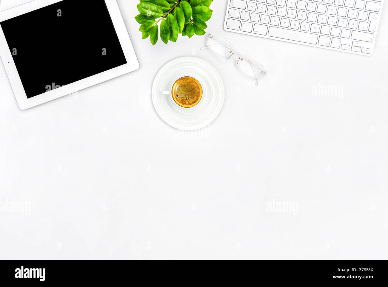 Schreibtisch mit Kaffee, Tastatur, Tablet-pc. Flach zu legen. Mock up für social-Media-blogger Stockfoto