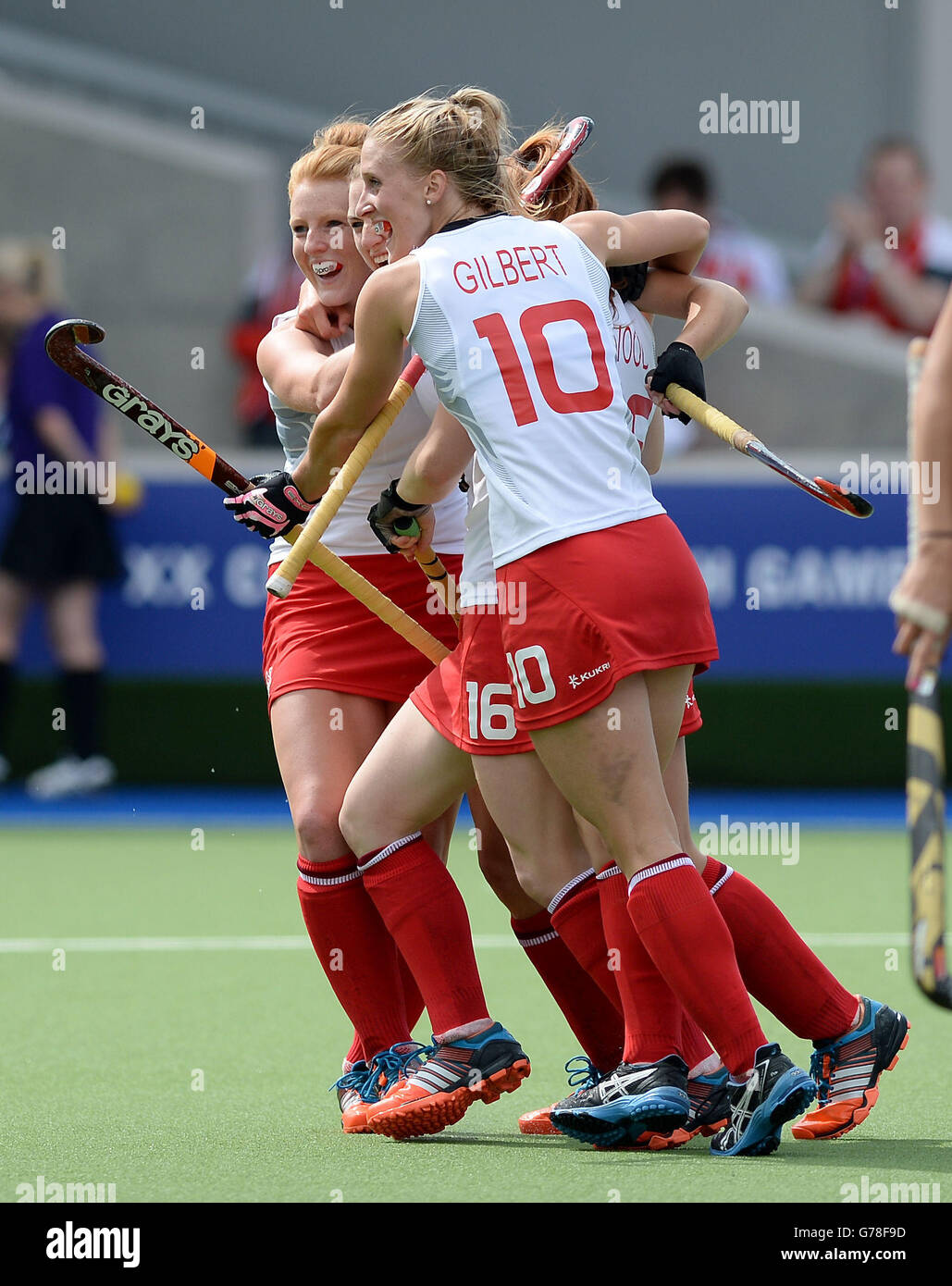 England Womens Hockey Team feiert ihr Eröffnungstreffer von Lily Owsley gegen Neuseeland im National Hockey Center, während der Commonwealth Games 2014 in Glasgow. Stockfoto
