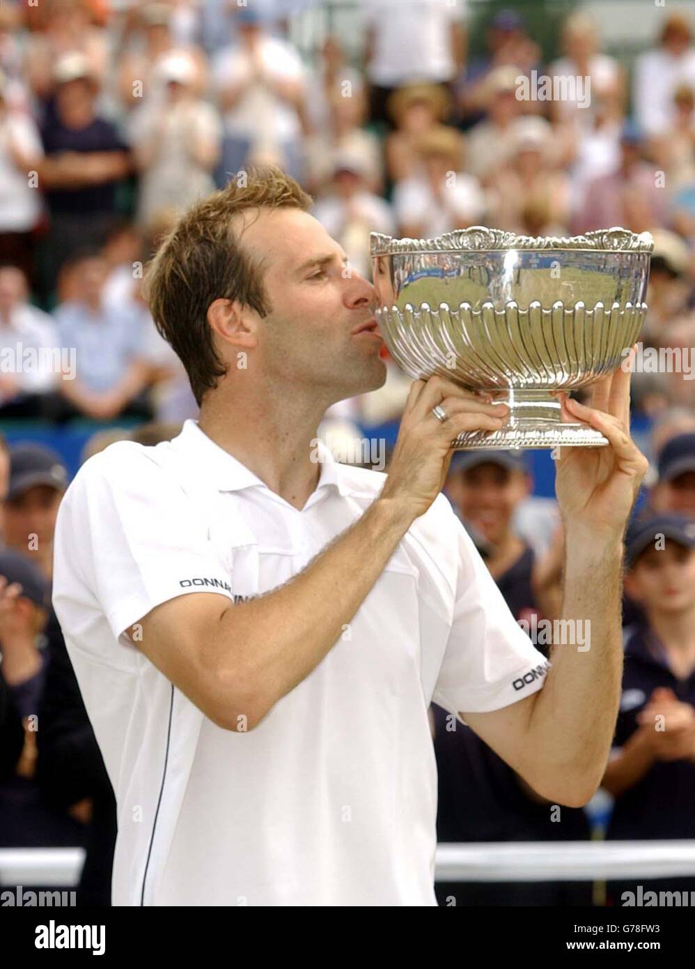 Der Großbritanniens Greg Rusedski küsst die Trophäe nach dem Gewinn der Samsung Open 6-3, 6-2 gegen den US-Amerikaner Mardy Fish in Nottingham. Stockfoto