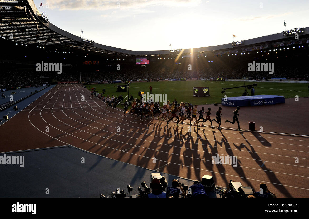 Läufer beim Herrenfinale über 10.000 m im Hampden Park während der Commonwealth Games 2014 in Glasgow. Stockfoto