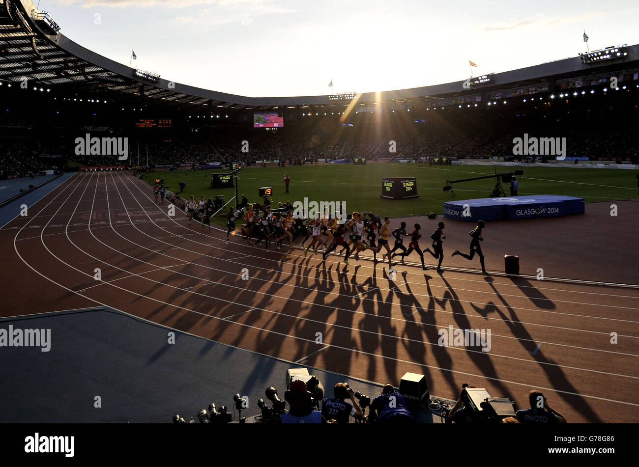 Läufer beim Herrenfinale über 10.000 m im Hampden Park während der Commonwealth Games 2014 in Glasgow. Stockfoto