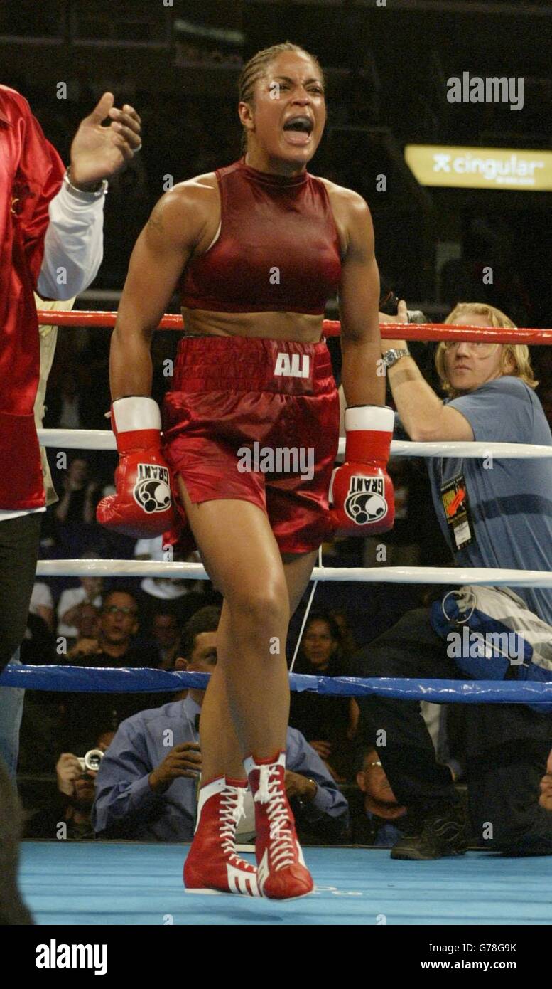 Muhammed Alis Tochter Laila Ali feiert ihren 6. TKO-Sieg über Valerie Mahfood im Super-Middleweight-Rennen in der Staples Center Arena in Los Angeles. Stockfoto