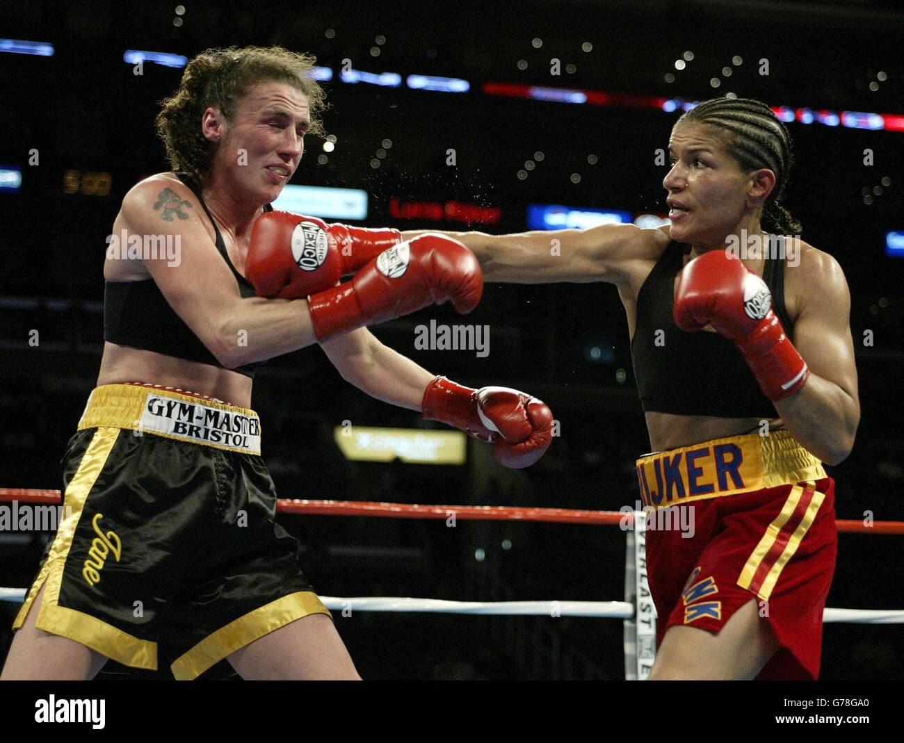 Großbritanniens Jane Couch (links) nimmt schweren Schlag mit der rechten Hand von der Amerikanerin Lucia Rijker, während Couch's Punkte Niederlage bei Junior Middleweight in der Staples Center Arena in Los Angeles. Stockfoto