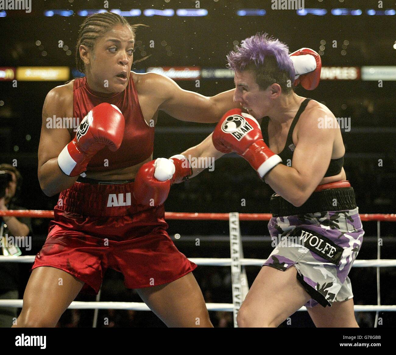 Muhammed Ali-Tochter Laila Ali (links) während ihres TKO-Sieges in der 6. Runde gegen Valerie Mahfood bei der Super-Middleweight in der Staples Center Arena in Los Angeles. Stockfoto