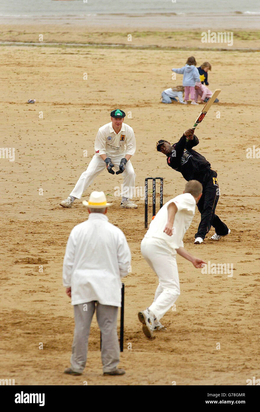 Die Lashings Legends schlagen in ihrem Cricket World-Spiel am Elie Beach in Fife, Schottland, gegen das Ship Inn CC. Stockfoto