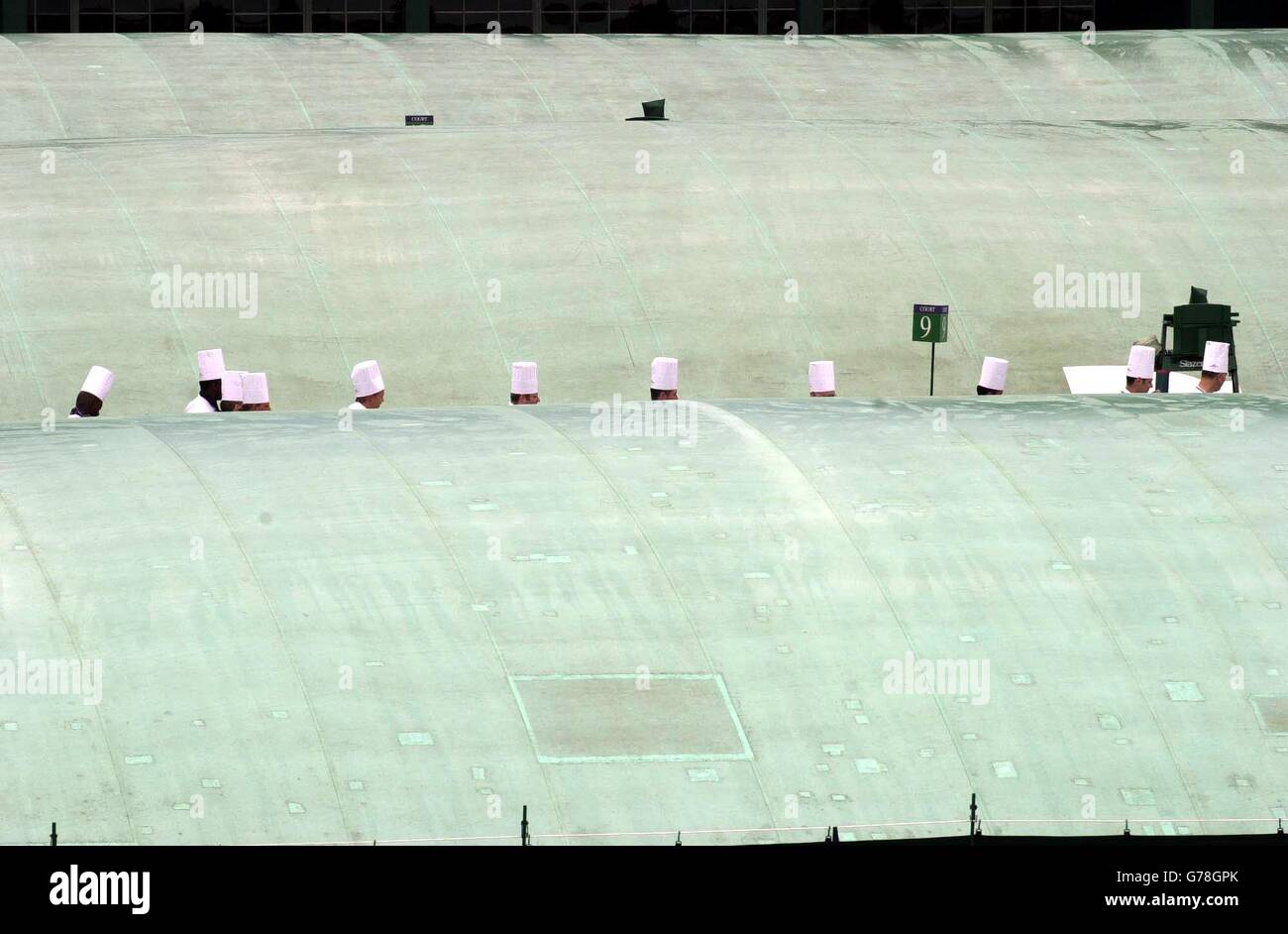 , KEINE HANDY-NUTZUNG Alle Köche, die im All England Club in South London arbeiten, kommen für eine Fotoserie an, da die letzten Vorbereitungen vor dem Start der Wimbledon Tennis Championships 2003 getroffen werden. Stockfoto