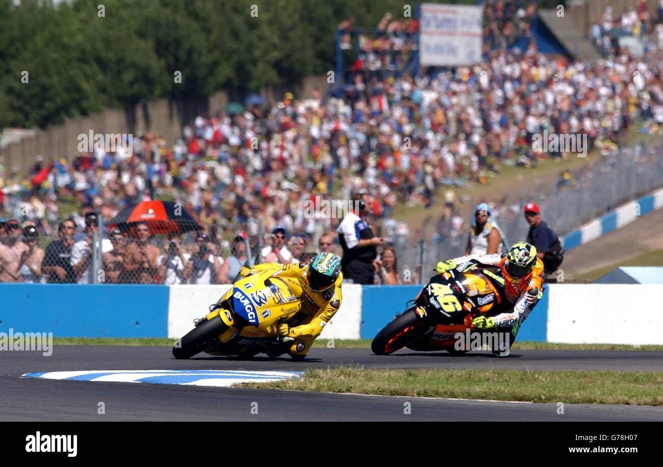 Der Fahrer Max Biaggi (3) aus Italien und Honda sowie Valentino Rossi (46) beim Cinzano MotoGP British Grand Prix, Donington, Leicestershire. Stockfoto