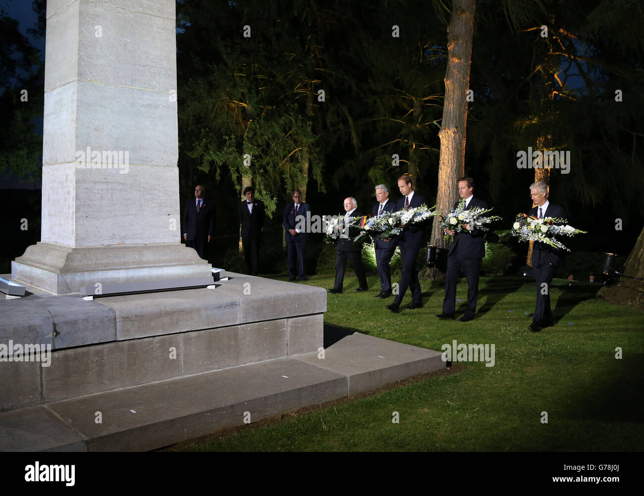 Der Präsident von Irland Michael Higgins der deutsche Bundespräsident Joachim Guack, der Herzog von Cambridge, Premierminister David Cameron und König Philippe von Belgien legten Blumen während einer Zeremonie in den St. Symphorien, Mons, zum Gedenken an den 100. Jahrestag des Starts des Ersten Weltkriegs. Stockfoto