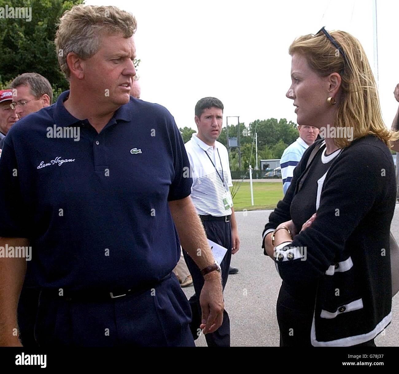 NUR FÜR REDAKTIONELLE ZWECKE. KEINE MOBILTELEFON-NUTZUNG: Der schottische Colin Montgomerie und seine Frau Eimear zogen sich während der ersten Runde der 132. Open Championship im Royal St George's, Sandwich, Kent, nach einer Verletzung zurück. *..der 40-jährige Schotte musste sich nach einem geschwollenen rechten Handgelenk und stark verletzten Knien von der Open Championship in Sandwich zurückziehen. Selbst als er sich auf den Weg machte, um eine Röntgenaufnahme am Handgelenk zu erhalten, hatte er sich bereits entschieden, nächste Woche auch die Irish Open zu verlassen. 10/09/04: Golfer Colin Montgomerie und seine Frau werden am Freitag, den 10. September, in London geschieden Stockfoto