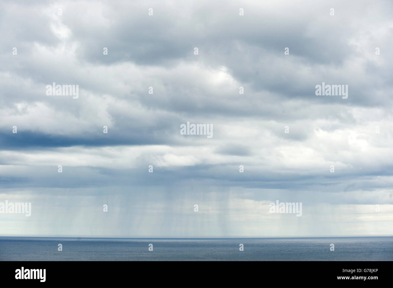 Regenwolken über Meer Stockfoto