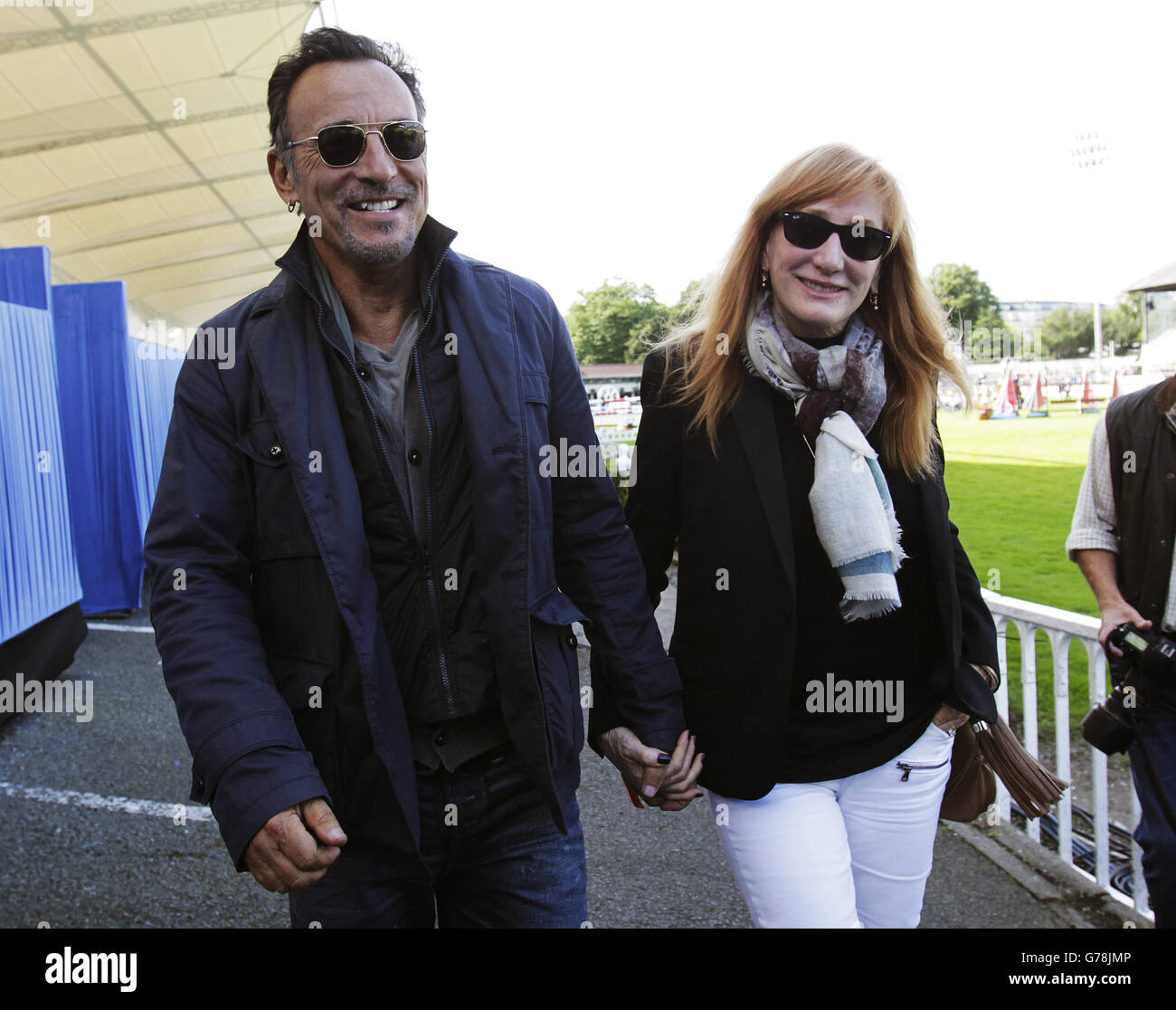 Bruce Springsteen mit Patti Scialfa, nachdem sie ihre Tochter Jessica Springsteen bei der Dublin Horse Show im RDS, Dublin, beim Wettkampf beobachtet hatte. Stockfoto