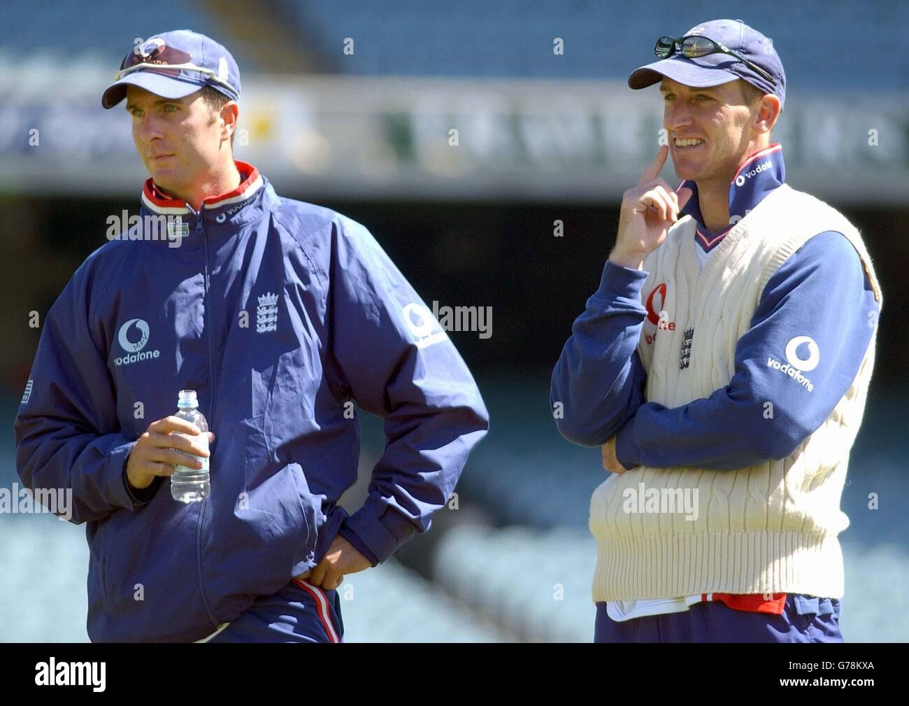 FÜR . KEINE KOMMERZIELLE NUTZUNG. England Cricketspieler Michael Vaughan (links) und John Crawley am Melbourne Cricket Ground, Melbourne, Australien. Stockfoto