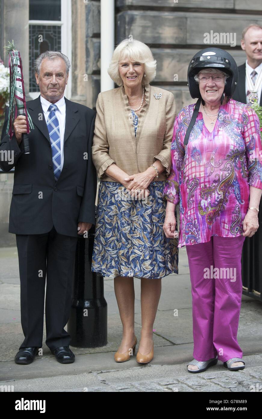 Die Herzogin von Cornwall beobachtet die Stabübergabe von Dominic McCreadie und Margaret Collinson, während sie an einem Empfang teilnimmt, um den Erfolg der Scottish Baton Pass Challenge des Royal Voluntary Service in Edinburgh City Chambers, Edinburgh im Rahmen ihres jährlichen Besuchs in Schottland zu feiern. Stockfoto