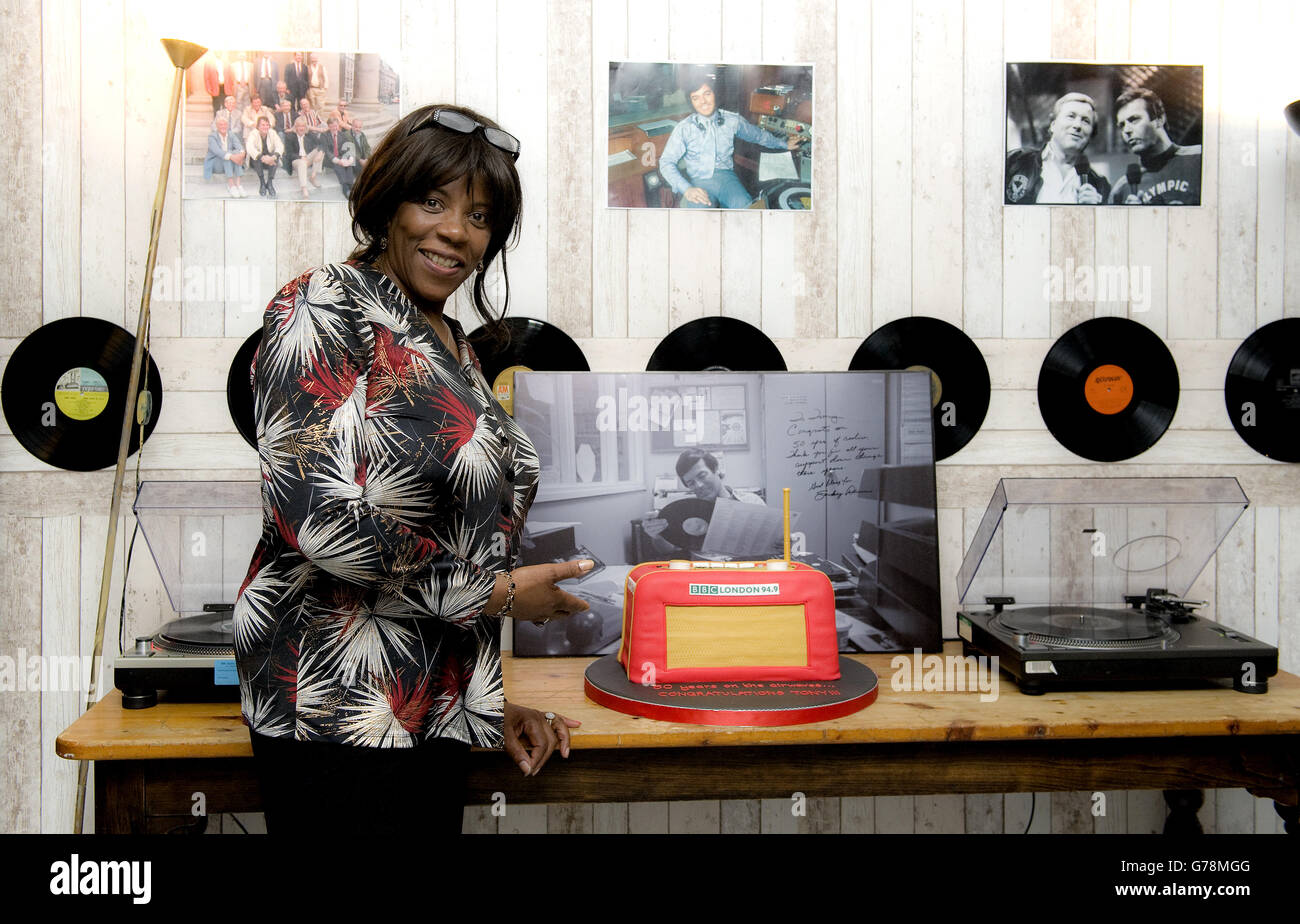 Jaki Graham nimmt am 50. Juli an der Feier von DJ Tony Blackburn im Zentrum von London Teil. Die Höhepunkte von Blackburns 50-jähriger Tätigkeit werden am Freitag, den 25. Juli, im BBC Local Radio ausgestrahlt. Stockfoto