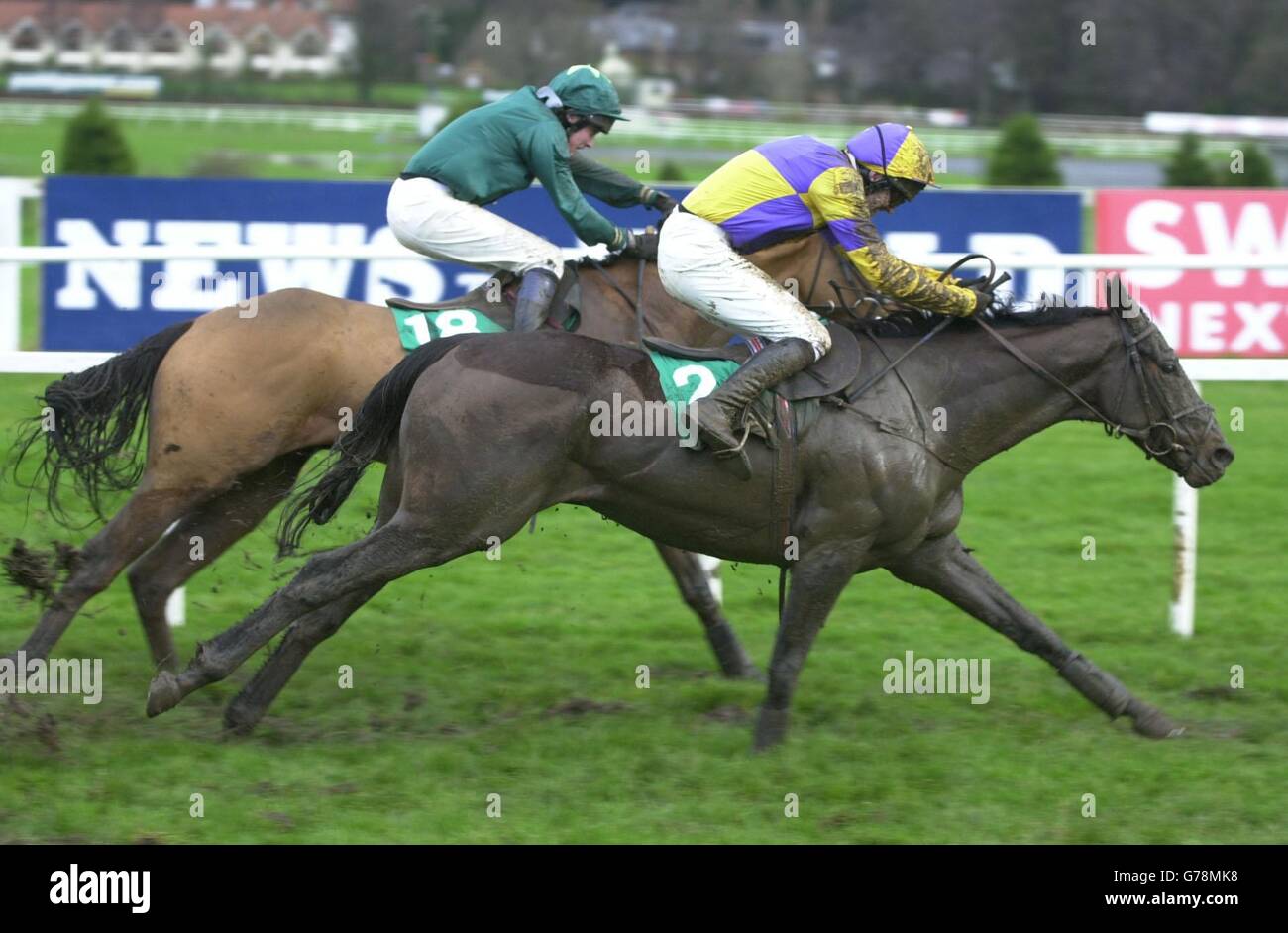 Stacummy Bridge, (hinten) von A.P. Lane, die den letzten Zaun überspringt, bevor sie Arch Staunton (Vordergrund) überholen, geritten von Ruby Walsh, um die Paddy Power Dial-A-Bet Maiden Hürde in Leopardstown, Dublin, Irland, zu gewinnen. Stockfoto