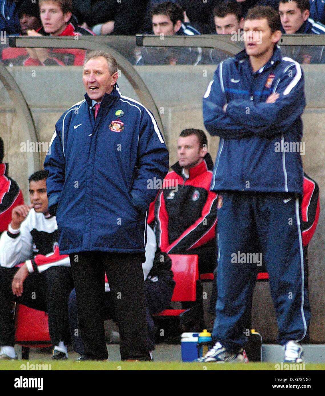 Sunderland-Manager Howard Wilkinson und Trainer Steve Coterill beobachten bei ihrem FA Barclaycard Premiership-Spiel im Sunderland's Stadium of Light von der Seitenlinie aus. Stockfoto