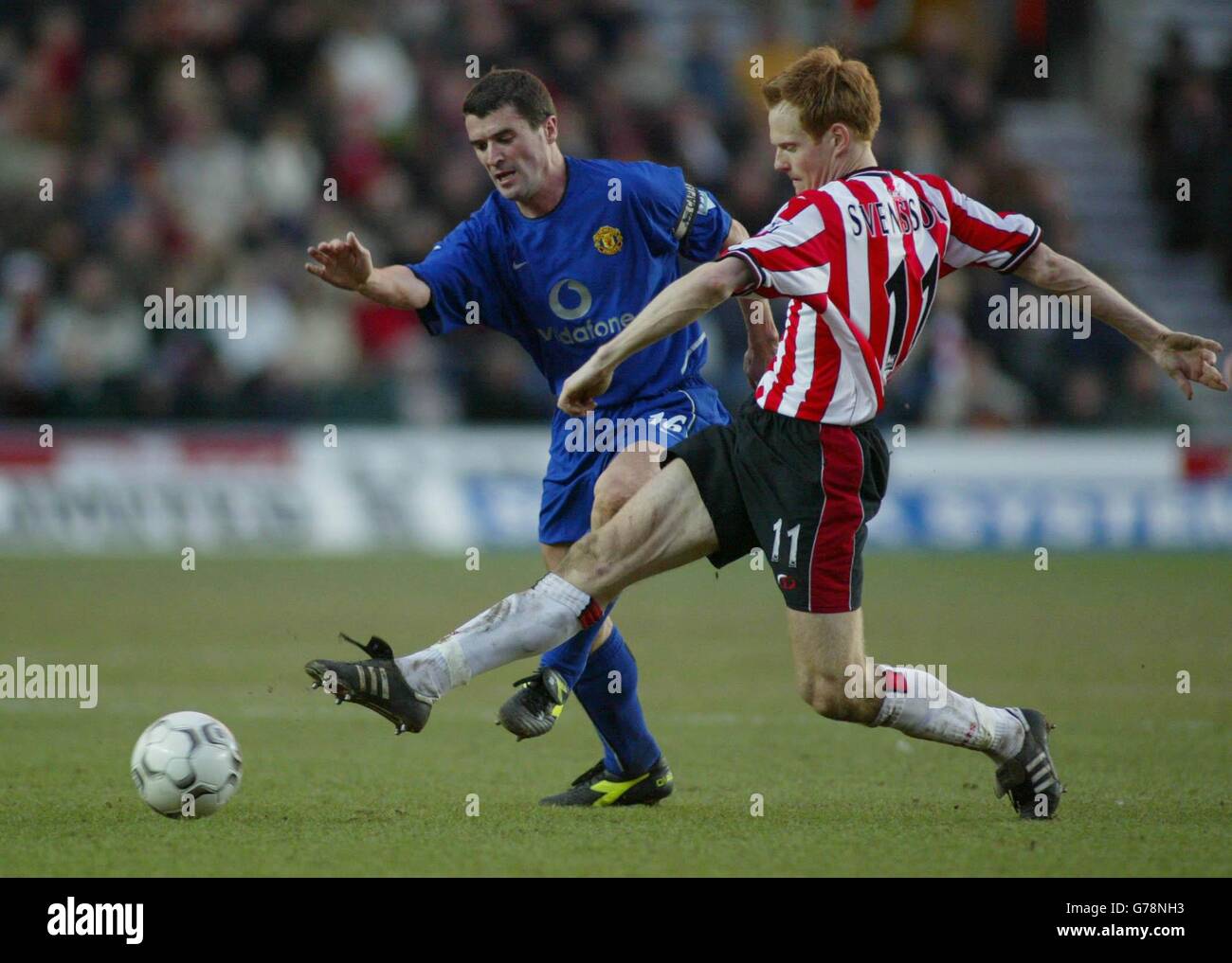 Roy Keane von Manchester United in Aktion gegen Michael Svensson (rechts) von Southampton während ihres FA Barclaycard Premiership Spiels im Southampton's St. Mary's Stadium. Endergebnis Southampton 0 man Utd 2. Stockfoto