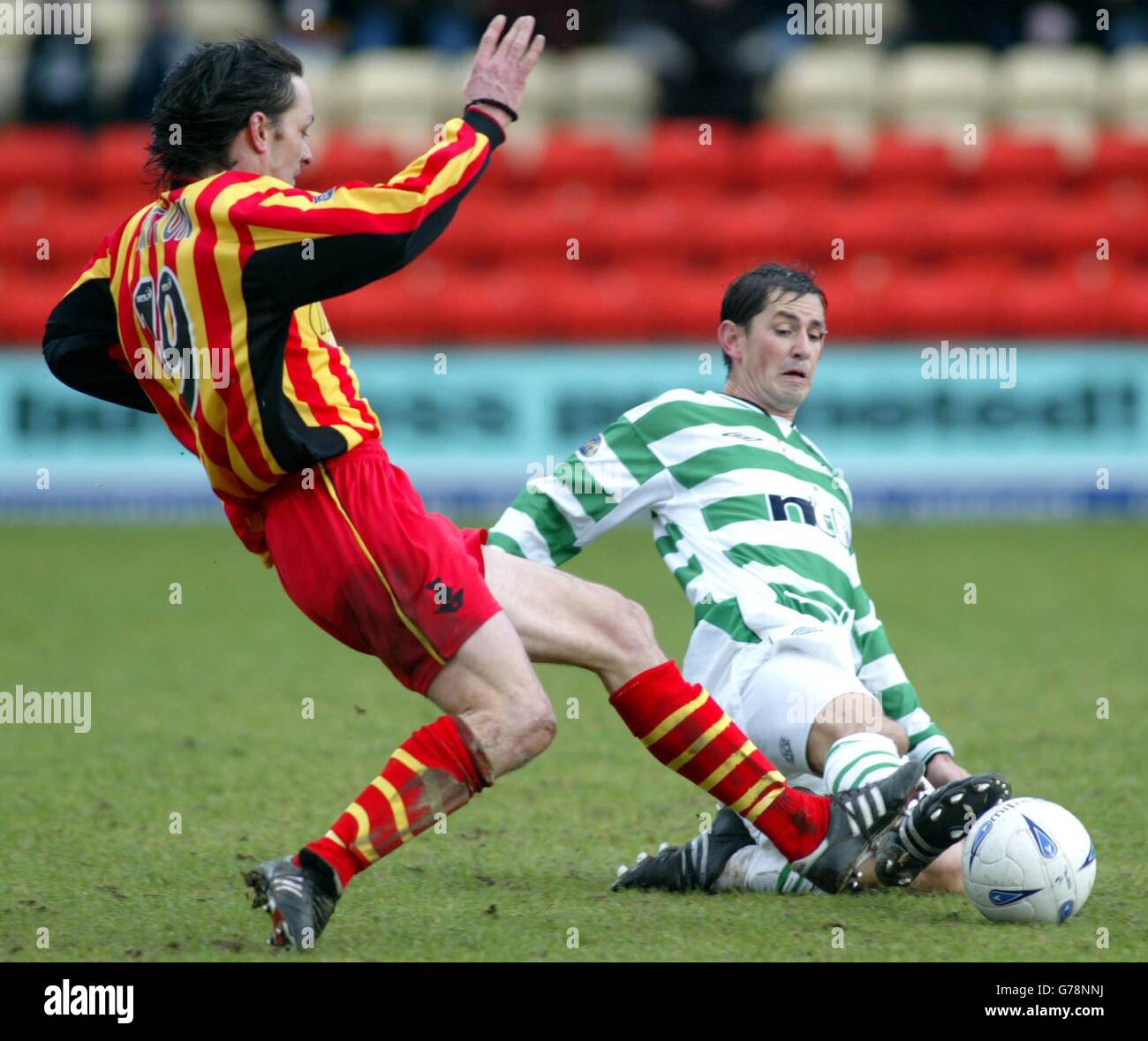 Partick Thistles Gerry britton (links) tagt Celtic's Jackie McNamara während des Bank of Scotland Premier League Spiels im Firhill Park, Glasgow. Stockfoto