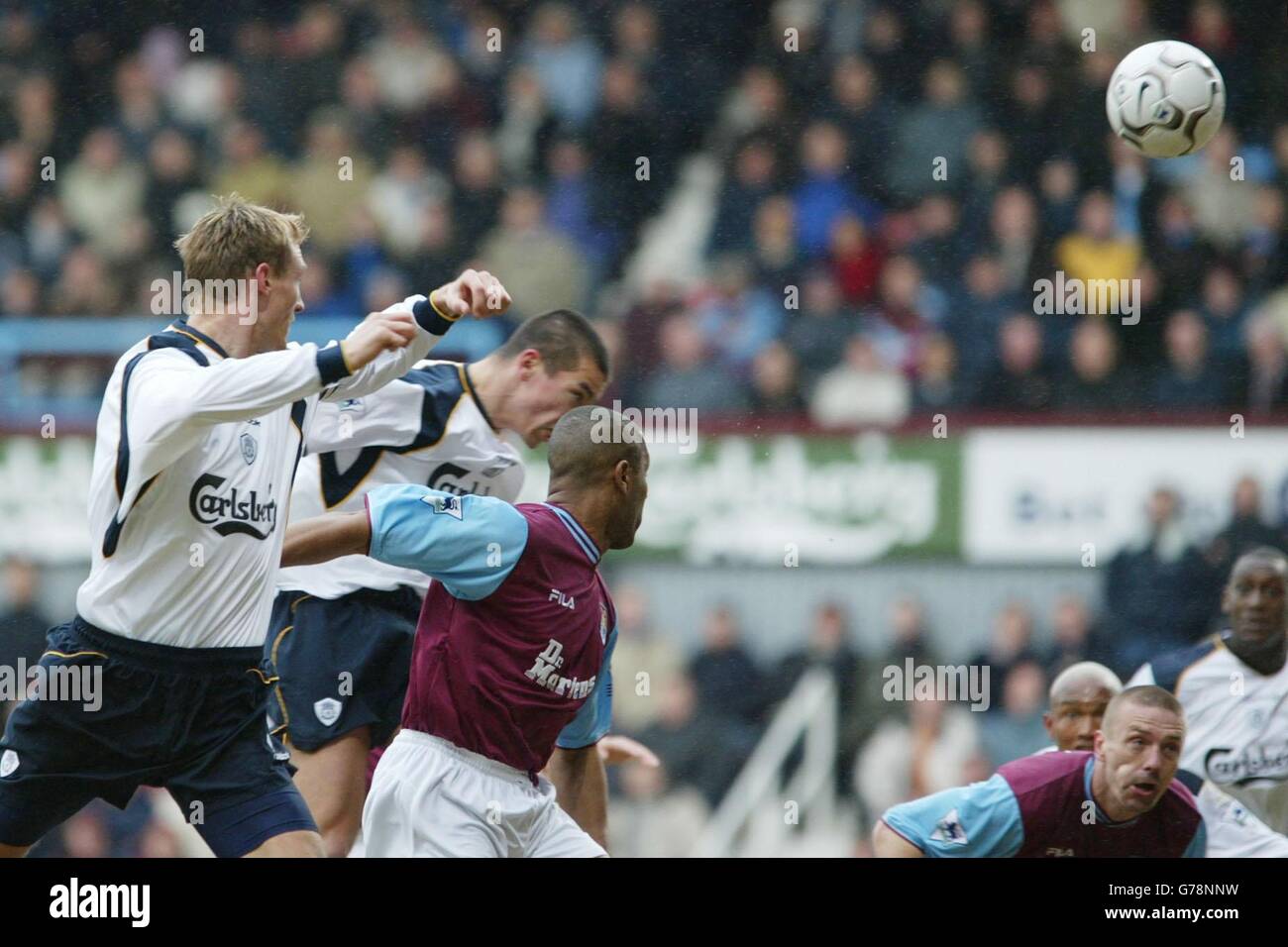 Liverpools Milan Baros (dunkle Haare hinter West Ham-Spieler) erzielt das Eröffnungstor gegen West Ham United während ihres FA Barclaycard Premiership Spiels im Upton Park in London. Stockfoto