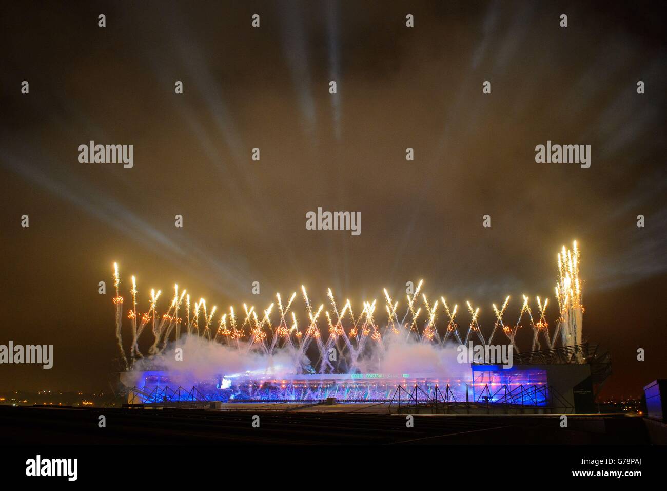 Während der Eröffnungszeremonie der Commonwealth Games 2014 erleuchtet ein Feuerwerk den Himmel über dem Celtic Park, vom Sir Chris Hoy Velodrome Dach aus gesehen. Stockfoto