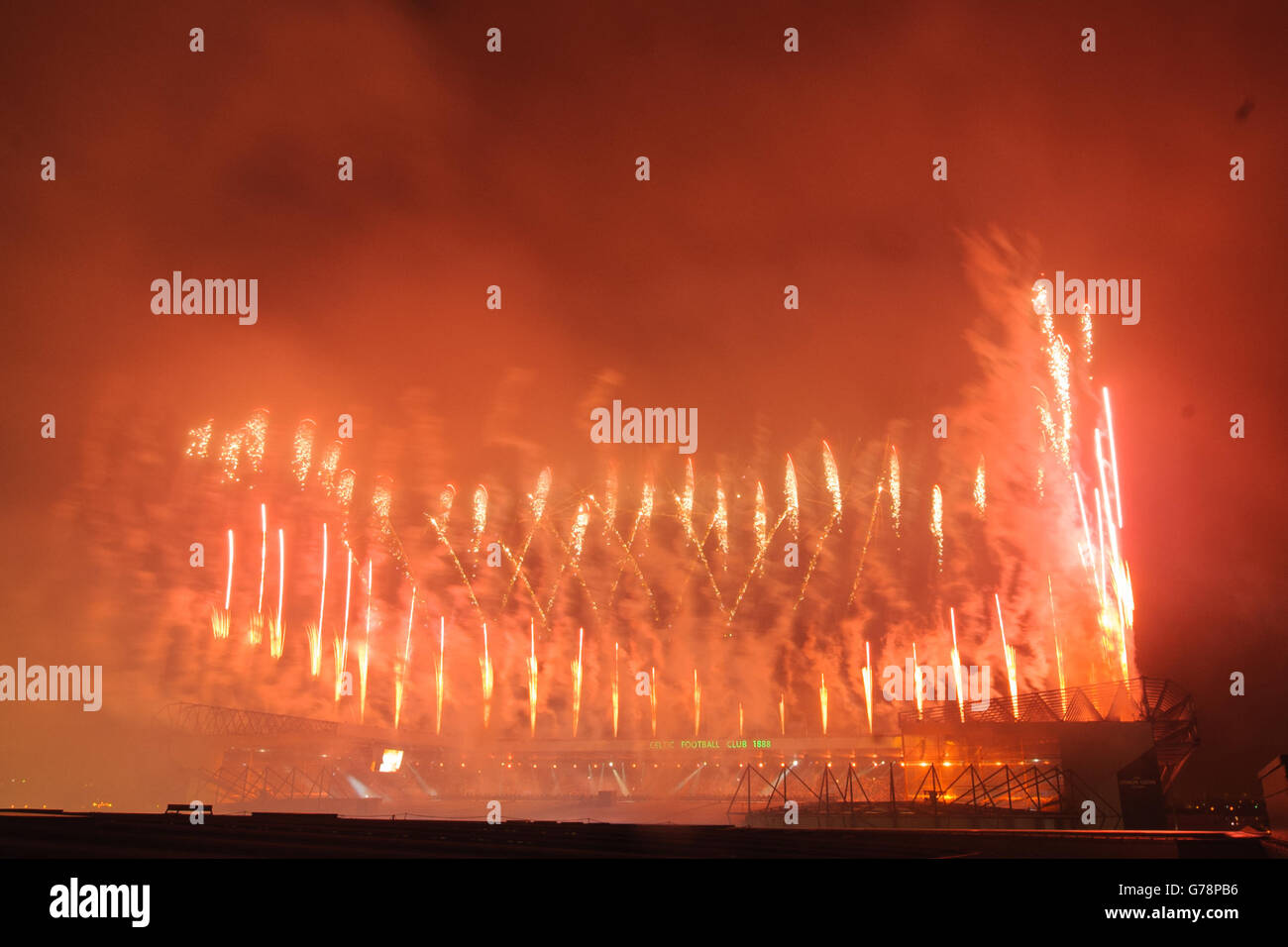 Feuerwerke erleuchten den Himmel über dem Celtic Park während der Eröffnungszeremonie der Commonwealth Games 2014, vom Sir Chris Hoy Velodrome Dach aus gesehen, in Glasgow. Stockfoto
