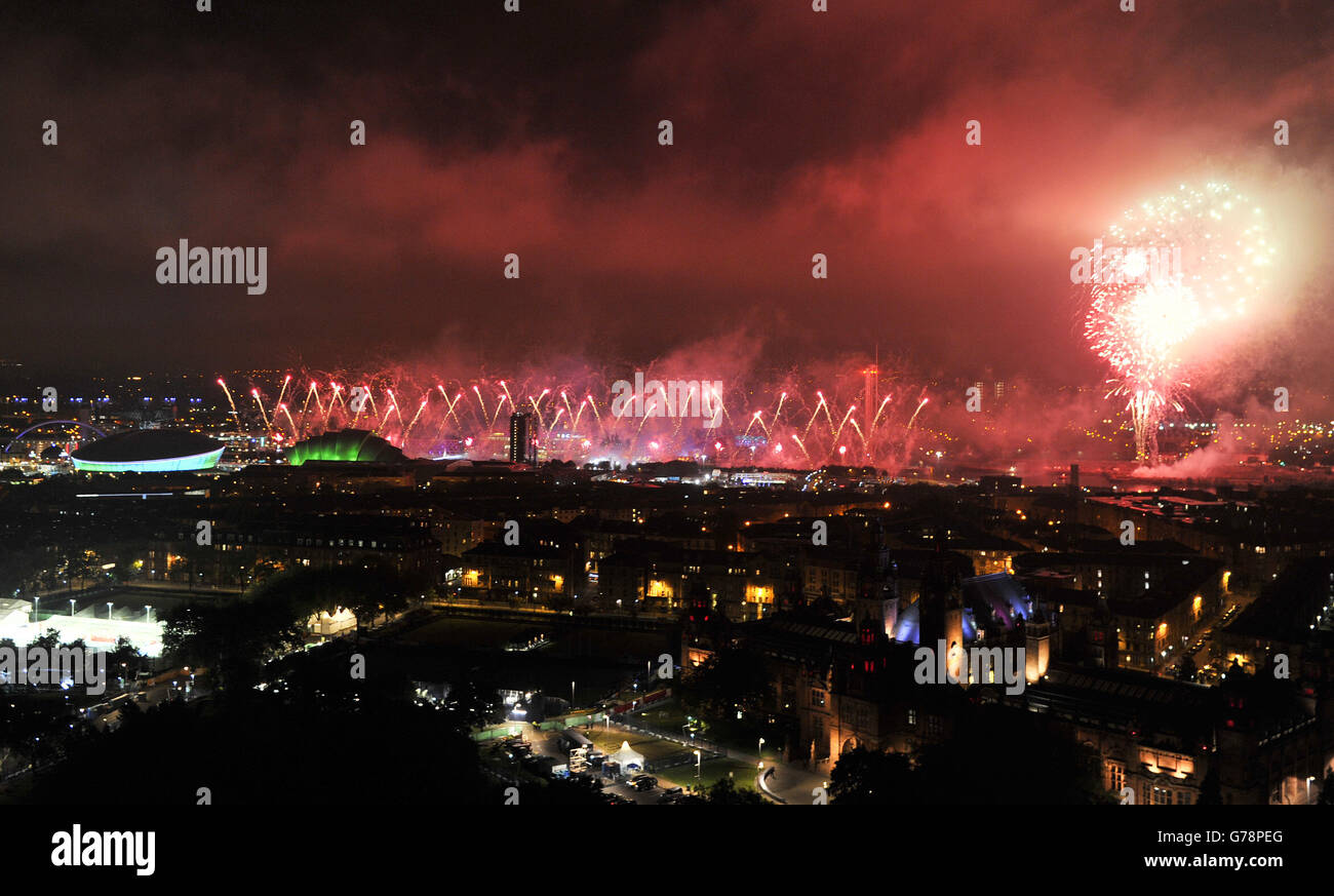Feuerwerke beleuchten den Himmel um Glasgow, um die Commonwealth Games Opening Ceremony 2014 zu feiern, vom University Bell Tower in Glasgow aus gesehen. Stockfoto