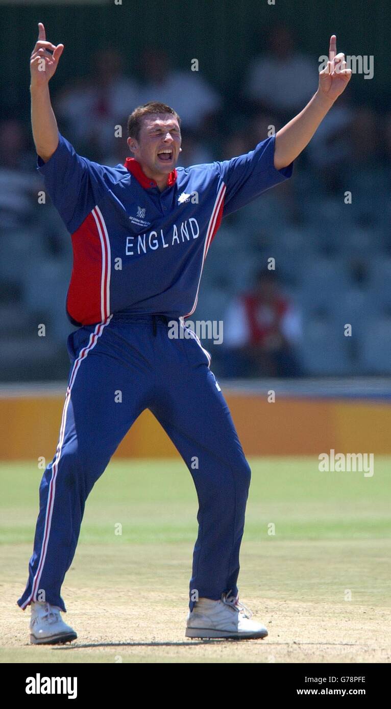 - KEIN KOMMERZIELLER VERKAUF: Englands Steve Harmion erwartet ein Wicket während ihres Freundschaftsspiel gegen Border Bears im Buffalo Park, East London. Das Team fliegt morgen zur Eröffnung der Cricket World Cup am Samstag nach Kapstadt. Stockfoto