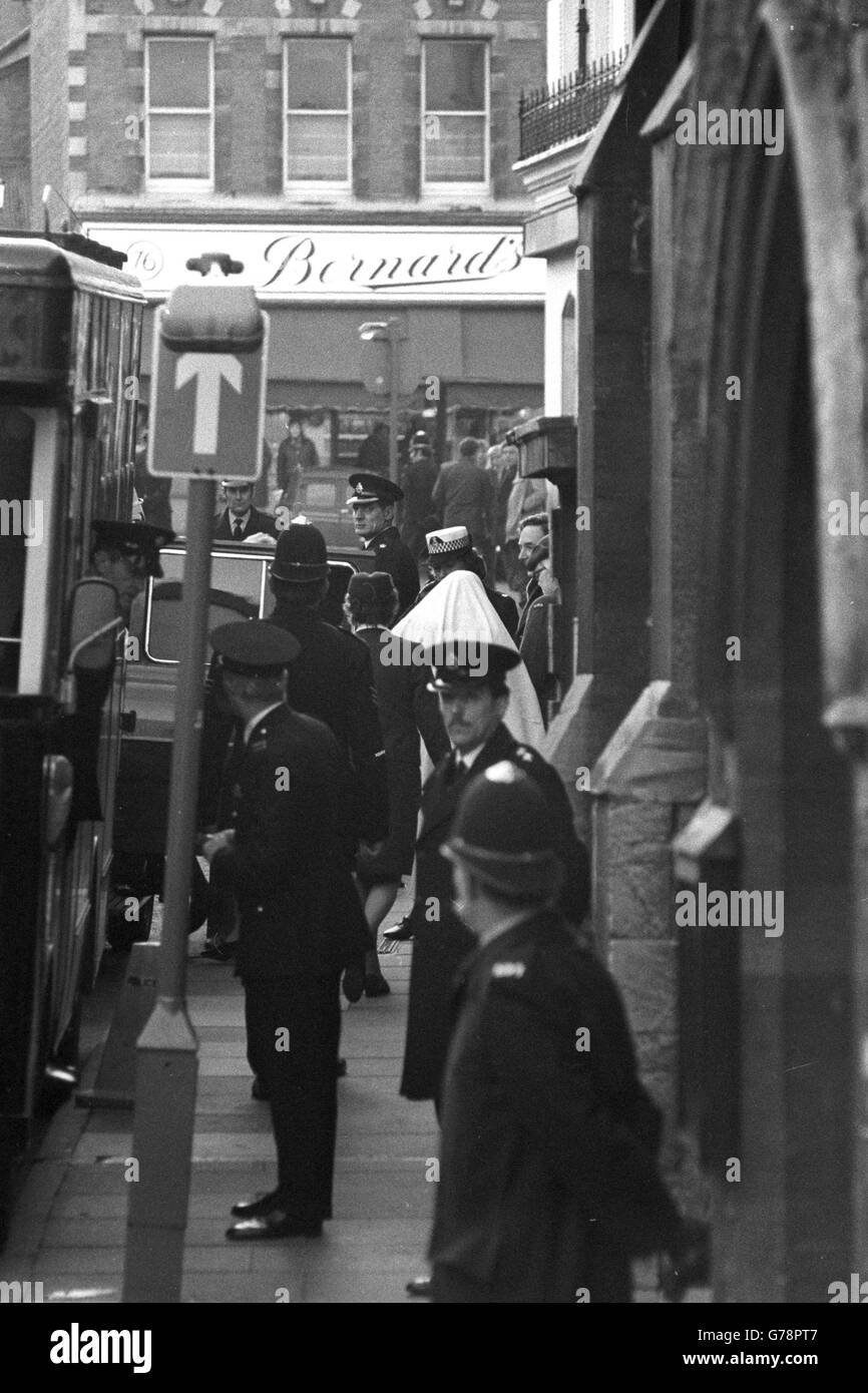 Umhüllt von einer weißen Decke in Guildford ist eine der beiden Frauen, die für sieben Tage in Haft gehalten wurden, angeklagt wegen des Mordes an der 18-jährigen WRAC-Rekrut Caroline Slater in der Guildford Pub Bombe Empörung. Stockfoto Umhüllt von einer weißen Decke in Guildford ist eine der beiden Frauen, die für sieben Tage in Haft gehalten wurden, angeklagt wegen des Mordes an der 18-jährigen WRAC-Rekrut Caroline Slater in der Guildford Pub Bombe Empörung. Stockfoto