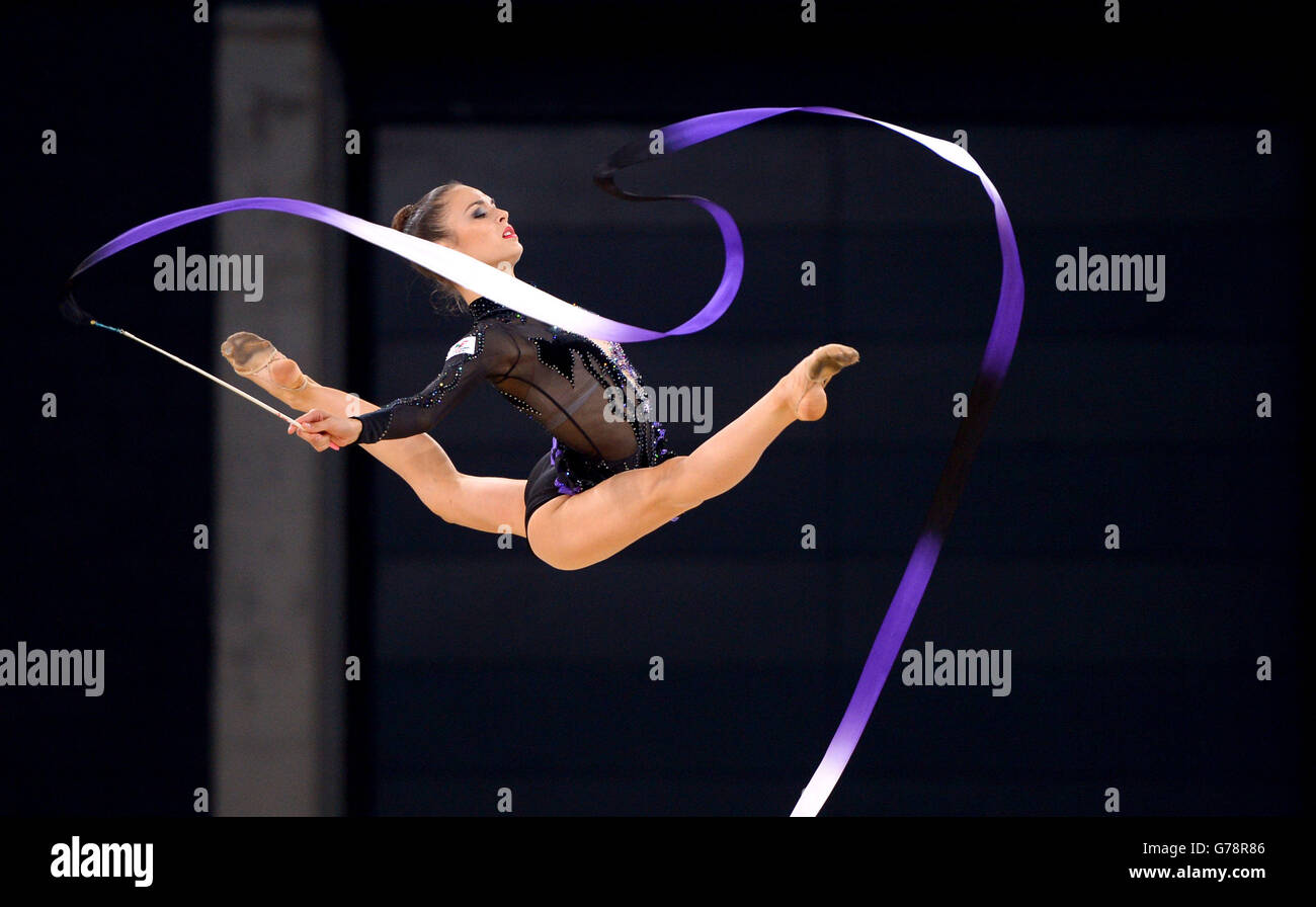 Laura Halford aus Wales tritt im Rhythmic Gymnastics Individual All Round Final beim SSE Hydro während der Commonwealth Games 2014 in Glasgow an. Stockfoto