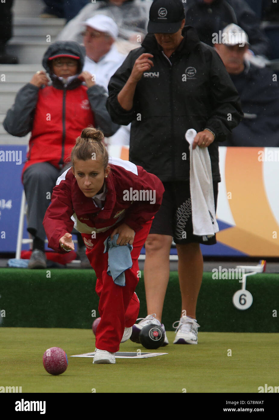 Die Engländerin Natalie Melmore beim Finale der Women's Singles Bowls im Kelvingrove Lawn Bowls Center während der Commonwealth Games 2014 in Glasgow. Stockfoto