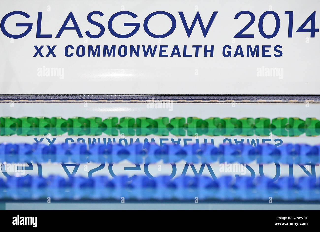 Ein allgemeiner Blick auf Glasgow 2014 Beschilderung Pool-Seite vor dem Schwimmen am Abend Stockfoto