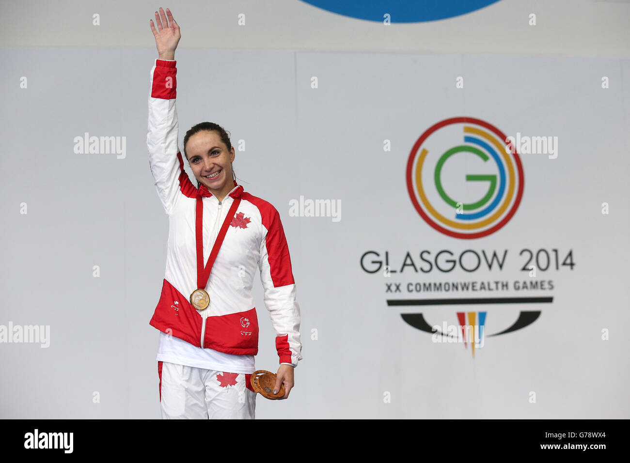 Goldmedaillengewinner Audrey Lacroix aus Kanada feiert danach auf dem Podium Sieg in der Frauen 200m Schmetterling Stockfoto
