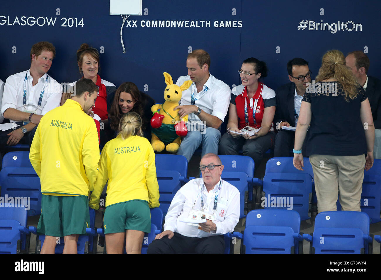 Der Herzog und die Herzogin von Cambridge erhalten ein Maskottchen des australischen Teams, während sie an der Schwimmsitzung im Tollcross Swimming Center während der Commonwealth Games 2014 in Glasgow teilnehmen. DRÜCKEN SIE VERBANDSFOTO. Bilddatum: Montag, 28. Juli 2014. Siehe PA Geschichte COMMONWEALTH Schwimmen. Bildnachweis sollte lauten: Andrew Milligan/PA Wire. RESTICTIONS: Nur zur redaktionellen Verwendung. Keine kommerzielle Nutzung. Keine Videoemulation. Stockfoto