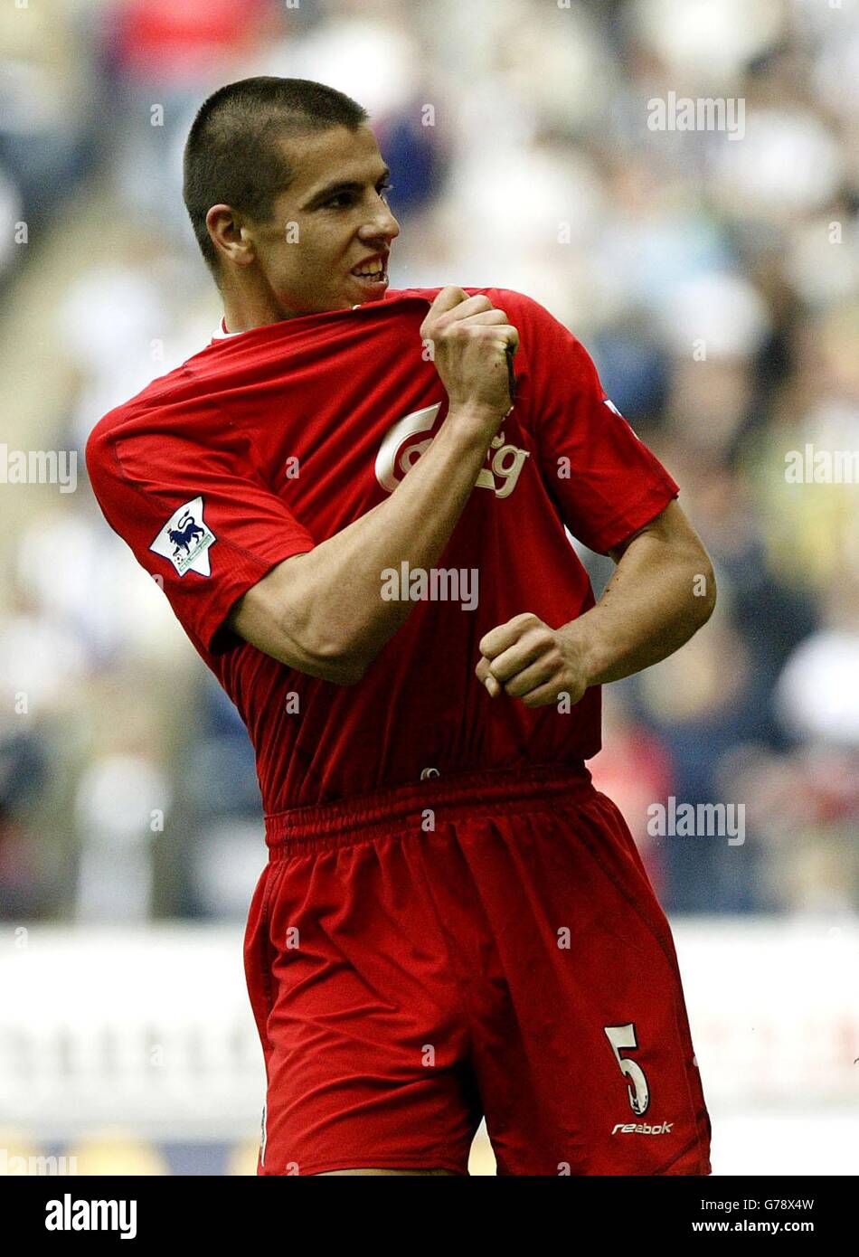 Liverpools Milan Baros hält das Vereinswappen auf seinem Trikot, als er seinen zweiten und sechsten Treffer seines Teams gegen West Bromwich Albion feiert, während seines Barclaycard Premiership-Spiels in den Hawthorns, Birmingham. West Brom wurde mit 6:0 geschlagen. Stockfoto