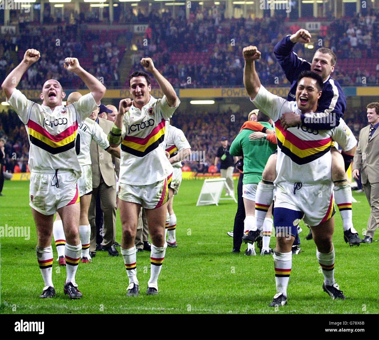 Robert Parker, Lee Gilmour, Joe Vagana und James Lowes von Bradford Bulls (L-R) feiern den Sieg im Challenge Cup, nachdem sie Leeds Rhinos 22-20 im Powergen Challenge Cup Finale im Millennium Stadium, Cardiff, besiegt haben. Stockfoto